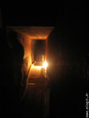 Voici l'intérieure d'un tunnel de pyramide, c'est étroit!