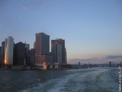 Le soleil se couche sur la baie de Manhattan