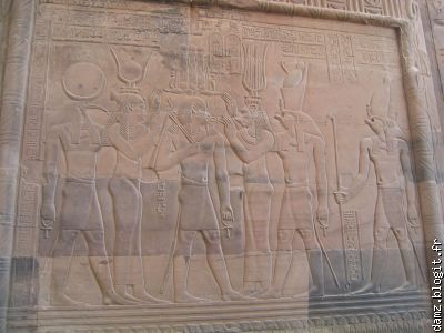 Fresque avec plusieurs des divinités egyptiennes