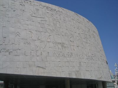 Différents alphabets sur les facades de la bibliothèque