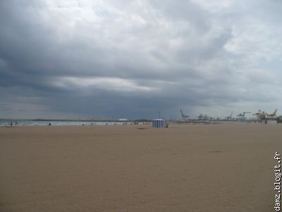 La plage à côté du port de Valence