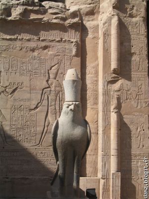 La statue de Horus en granite noir massif