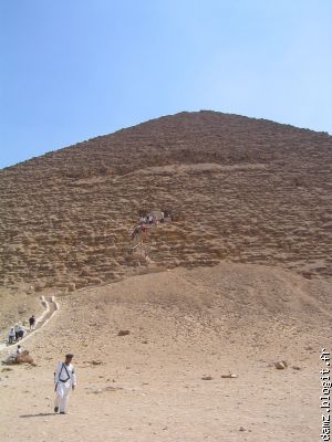 L'entrée de la pyramide rouge