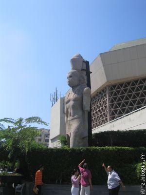 La statue de Ptolémée retrouvé dans la mer  devant la bibliothèque